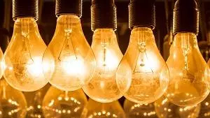 A group of lightbulbs hanging from a ceiling
